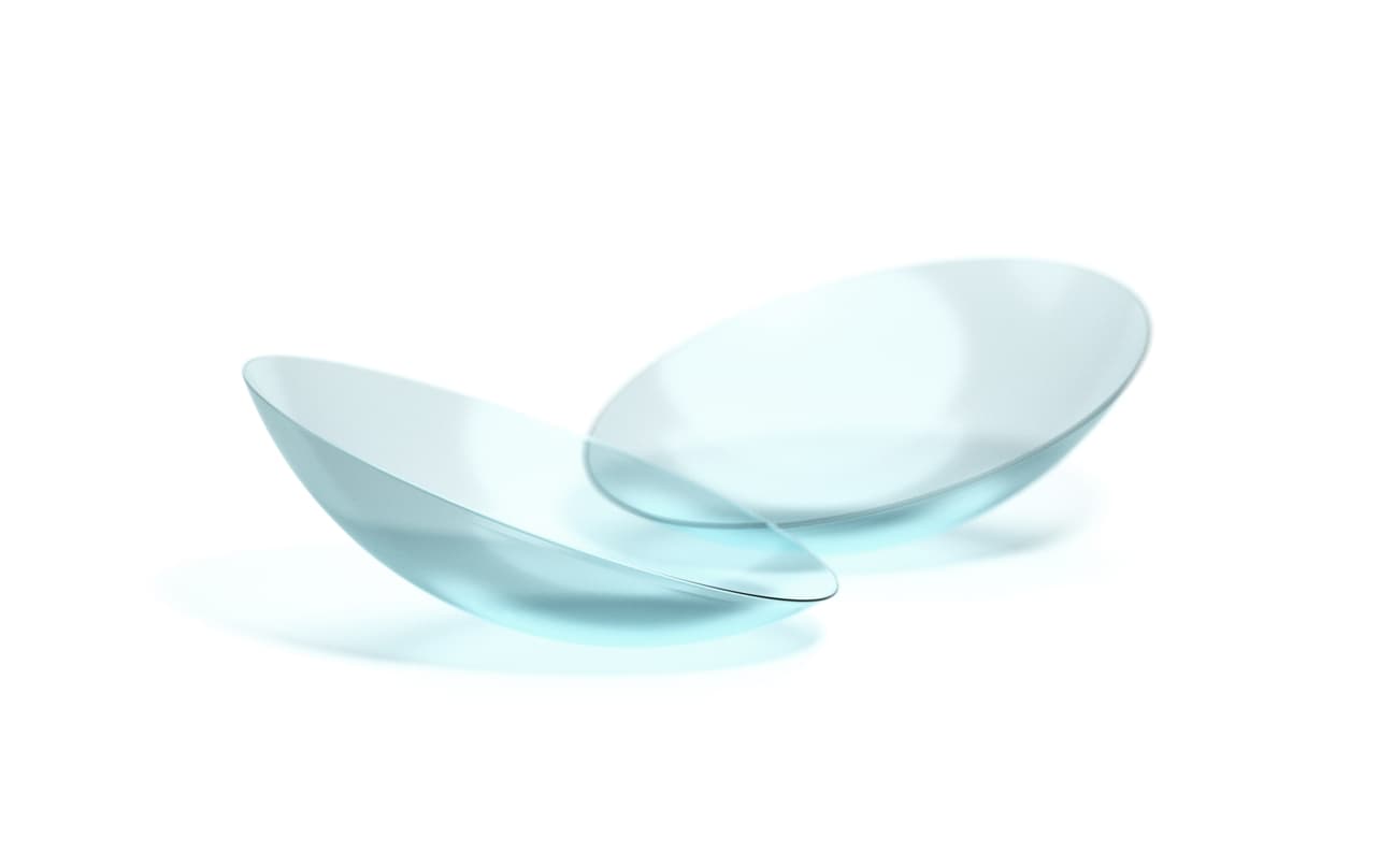 Kvinna sätter in en kontaktlins i ögat.